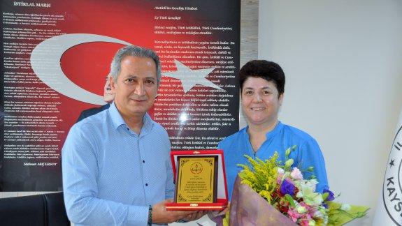 İl Milli Eğitim Müdürümüz Sayın Celalettin EKİNCİ emekliye ayrılan şef Canan ÇAKIRa teşekkür plaketi verdi.
