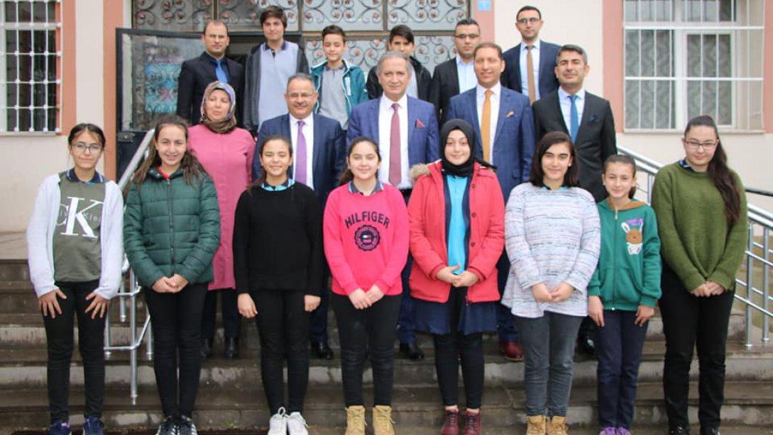 İl Milli Eğitim Müdürü Sayın Celalettin EKİNCİ Yeşilhisar ilçesinde Tübitak 4004 proje yarışmasında Projeleri kabul edilen Hızır İlyas Ortaokulu´nun ziyaret etti.