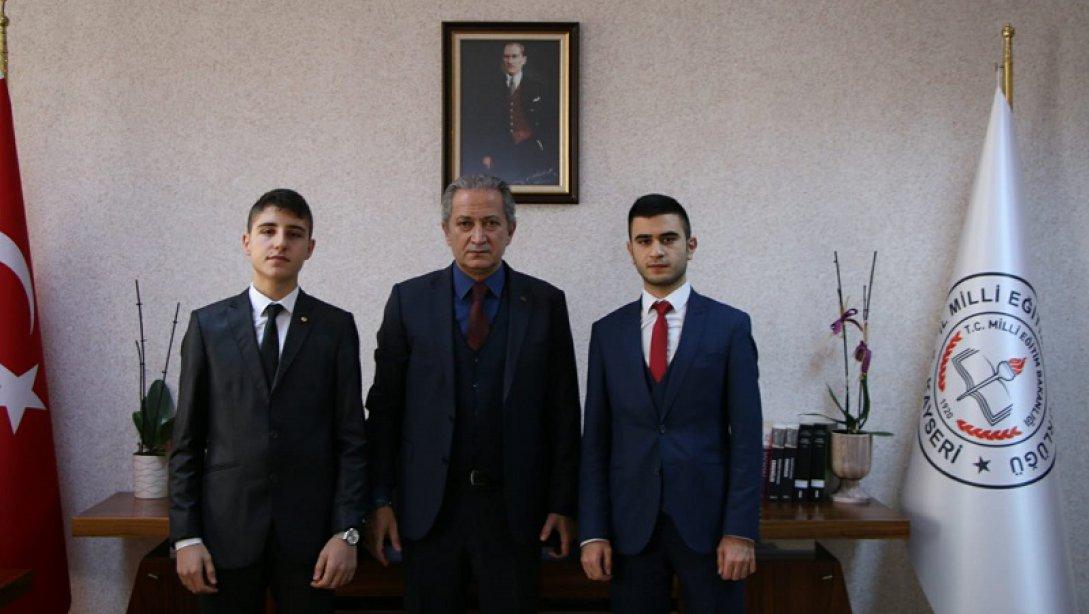 16. Dönem Öğrenci Meclis Başkanı Batuhan KANBUR ve 15.Dönem Öğrenci Meclis Başkanı Veli Oğuzhan ÖZTÜRK Milli Eğitim Müdürümüz Celalettin EKİNCİ´yi ziyaret ettiler.