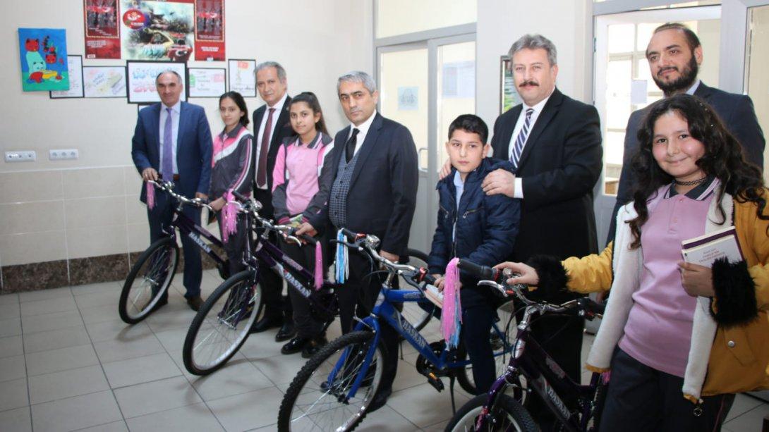 Talas Cemil Baba Ortaokulu öğrencileri içerisinde en çok kitap okuyan öğrencilerimize bisiklet hediye edildi.
