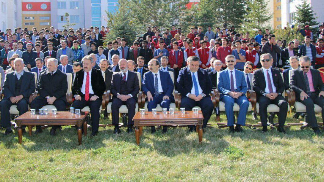 Uluslararası Şehit Ömer Halisdemir Anadolu İmam Hatip Lisesi bahçesine yaptırılacak olan camii nin temel atma töreni yapıldı.