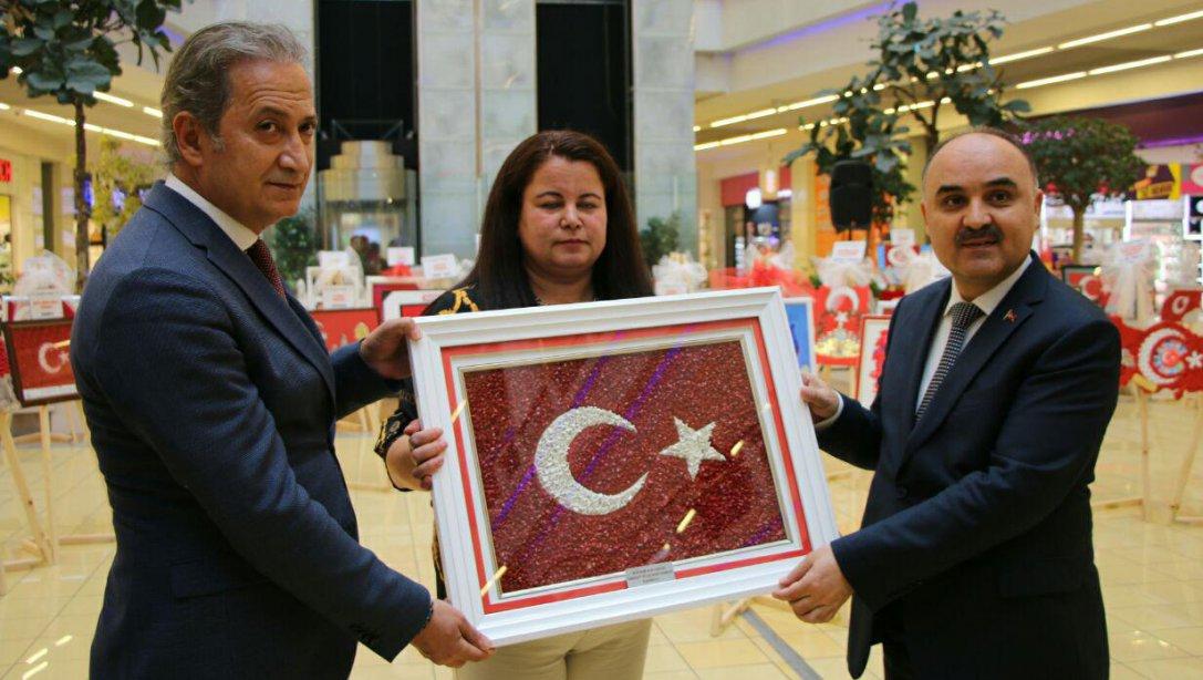 Türkiye´nin 81 ilinde o yörenin ürünleri ile yapılan Türk Bayrağımız Kayseride sergilenmeye başlandı.