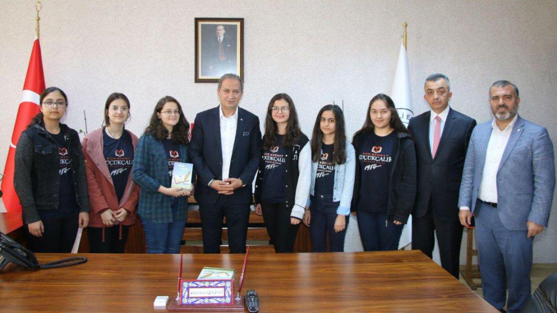 Nuh Mehmet Küçükçalık Anadolu Lisesi Genç Yazarlar Kulübü öğrencileri  İl Milli Eğitim Müdürümüz Sayın Celalettin EKİNCİ yi makamında ziyaret ettiler.