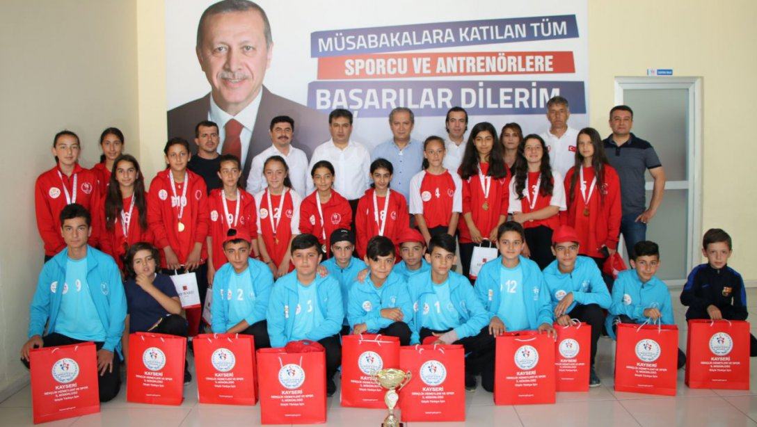 Yahyalı Ali Elmacı Ortaokulu Kız Takımı, Analig Softbol da Türkiye Birincisi Oldu.