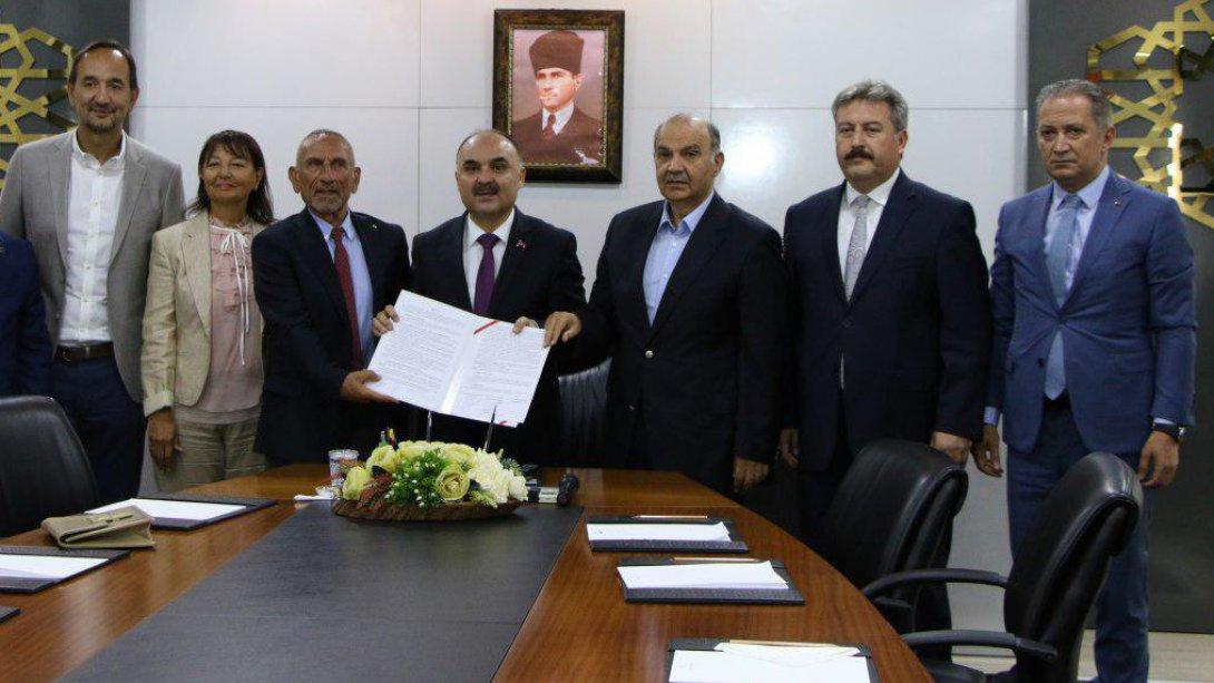 Hayırsever İş Adamı Sayın Murat KANTARCI tarafından yaptırılacak Bilim Sanat Merkezinin protokolü, Sayın Valimiz Şehmus GÜNAYDIN'ın katılımlarıyla imzalandı.