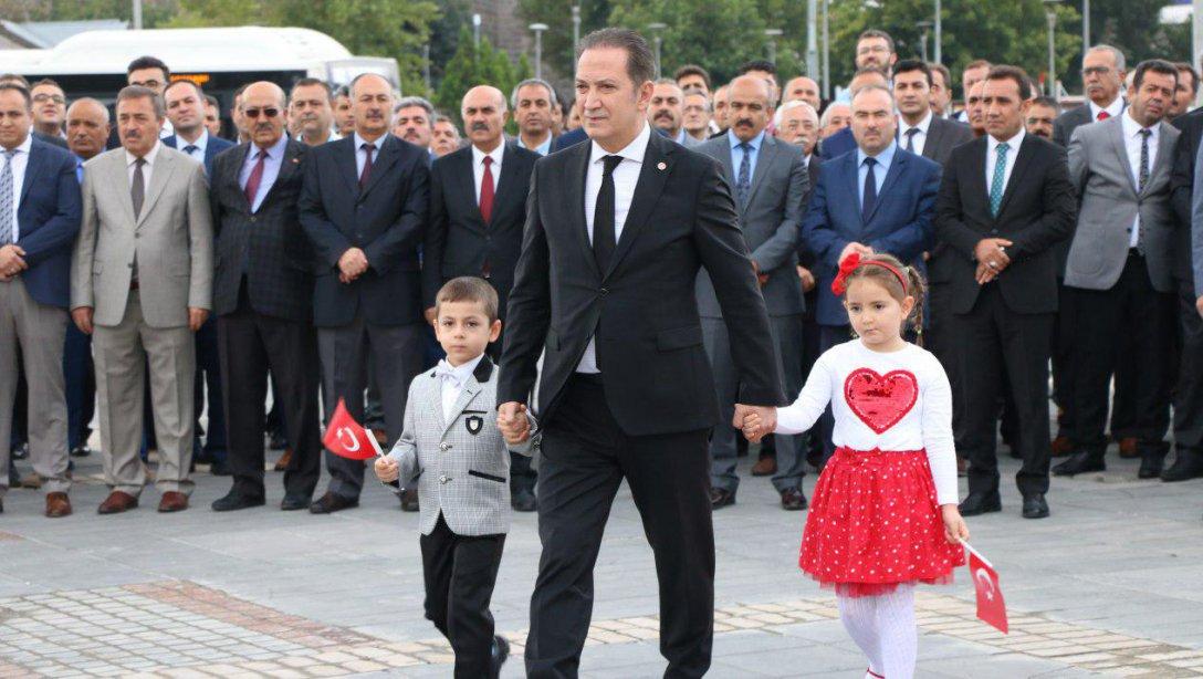 İlköğretim Haftası başlaması dolayısıyla, İl Milli Eğitim Müdürümüz Sayın Celalettin EKİNCİ Cumhuriyet Meydanında bulunan Atatürk Anıtına öğrencilerle birlikte çelenk sundu.