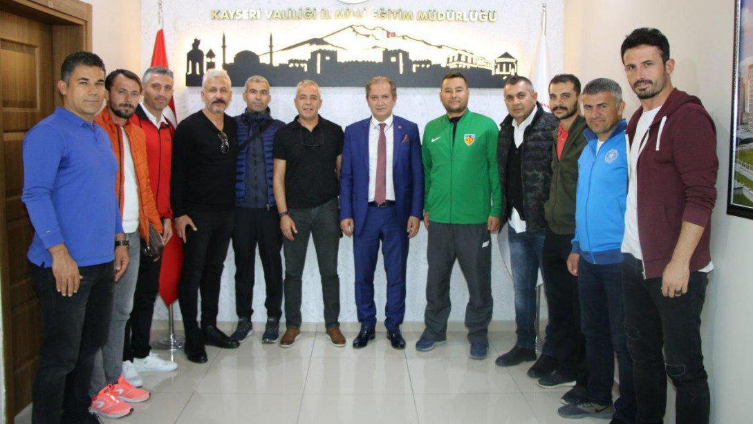 Türkiye Öğretmen Kupasında İlimizi temsil edecek Melikgazi Futsal öğretmenler takımı İl Milli Eğitim Müdürümüz Sayın Celalettin EKİNCİ'yi ziyaret ettiler.