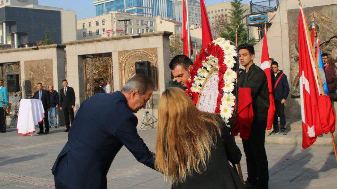 24 Kasım Öğretmenler Günü kutlamaları kapsamında İl Milli Eğitim Müdürümüz Sayın Celalettin EKİNCİ, Atatürk Anıtına çelenk sundu.
