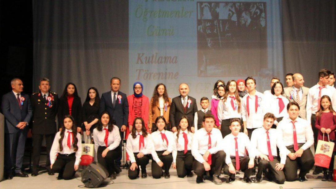 24 Kasım Öğretmenler Günü, İlimiz Melikgazi Mustafa Eminoğlu Anadolu Lisesi öğretmen ve öğrencilerinin hazırlamış olduğu programla kutlandı. 