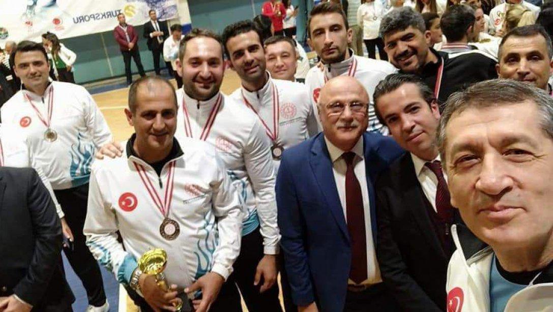 Türkiye Öğretmenler Kupası sona erdi.Basketbol takımımız Türkiye 3. olarak kupa ve madalyasını Milli Eğitim Bakanımız Sayın Ziya Selçuk'un elinden aldı.