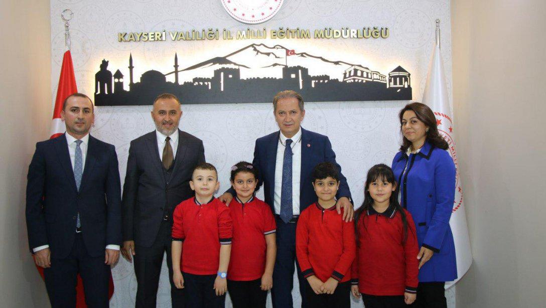 Erciyes İlkokulu Öğrencileri, öğretmenleri ve Okul Müdürü Sayın Mustafa SERT, İl Milli Eğitim Müdürümüz Sayın Celalettin EKİNCİ'yi ziyaret ederek, öğretmenler gününü kutladılar.