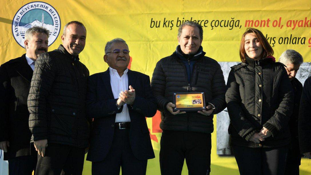 İl Milli Eğitim Müdürümüz Sayın Celalettin EKİNCİ, Kayseri Büyükşehir Belediyesi Spor A.Ş. tarafından düzenlenen Kışıma Güneş Ol kampanyasına katılarak 7 bin çocuğa mont ve ayakkabı dağıtım törenine katıldı.