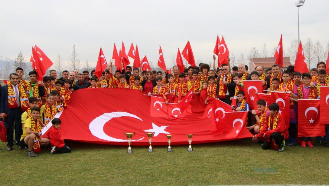 İl Milli Eğitim Müdürümüz Sayın Celalettin EKİNCİ, Yıldızlar Futbol İl Birinciliği Final Müsabakasını İzledi.