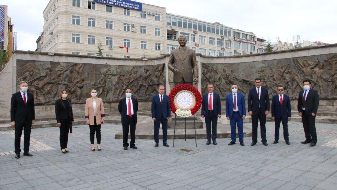 Milli Egemenliğin 100. Yılında İl Milli Eğitim Müdürümüz Sayın Celalettin EKİNCİ, Cumhuriyet Meydanı'nda Atatürk Anıtına Çelenk Sundu.
