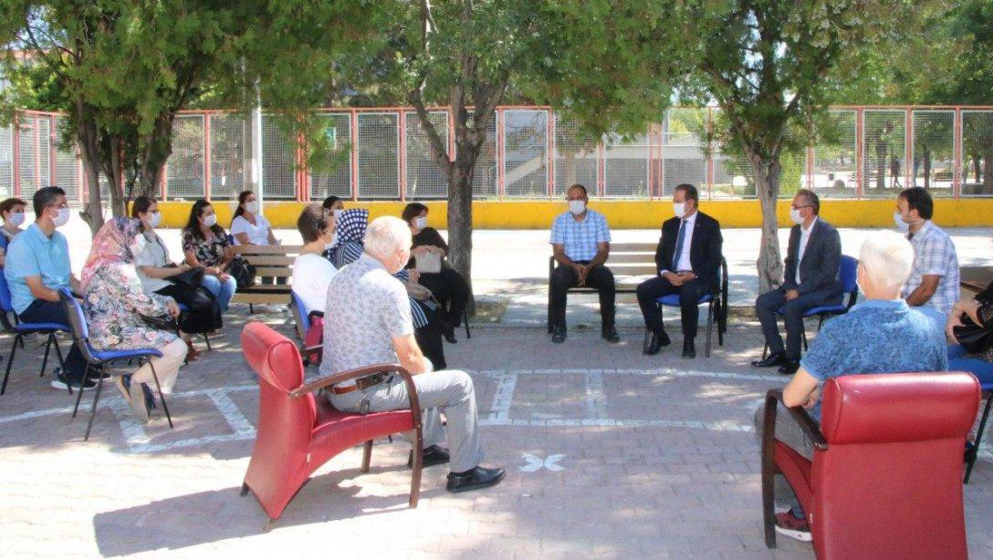 İl Milli Eğitim Müdürümüz Sayın Celalettin EKİNCİ, Kocasinan Osman Göksu İlkokulunda seminer çalışmasında öğretmenlerle okul bahçesinde bir araya geldi. 