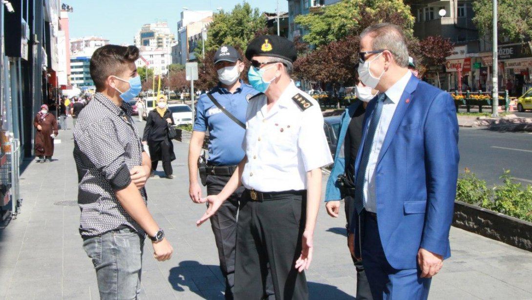Jandarma Alay Komutanı Jandarma Albay Sayın Nadir  ÇELİK ve İl Milli Eğitim Müdürümüz Sayın Celalettin EKİNCİ, Melikgazi İlçesi Düvenönü caddesinde Kovid-19 tedbirlerine yönelik denetimler  yaptılar.