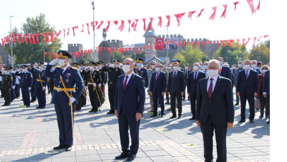 29 Ekim Cumhuriyet Bayramı kutlamaları kapsamında Cumhuriyet Meydanında çelenk sunma töreni gerçekleştirildi.