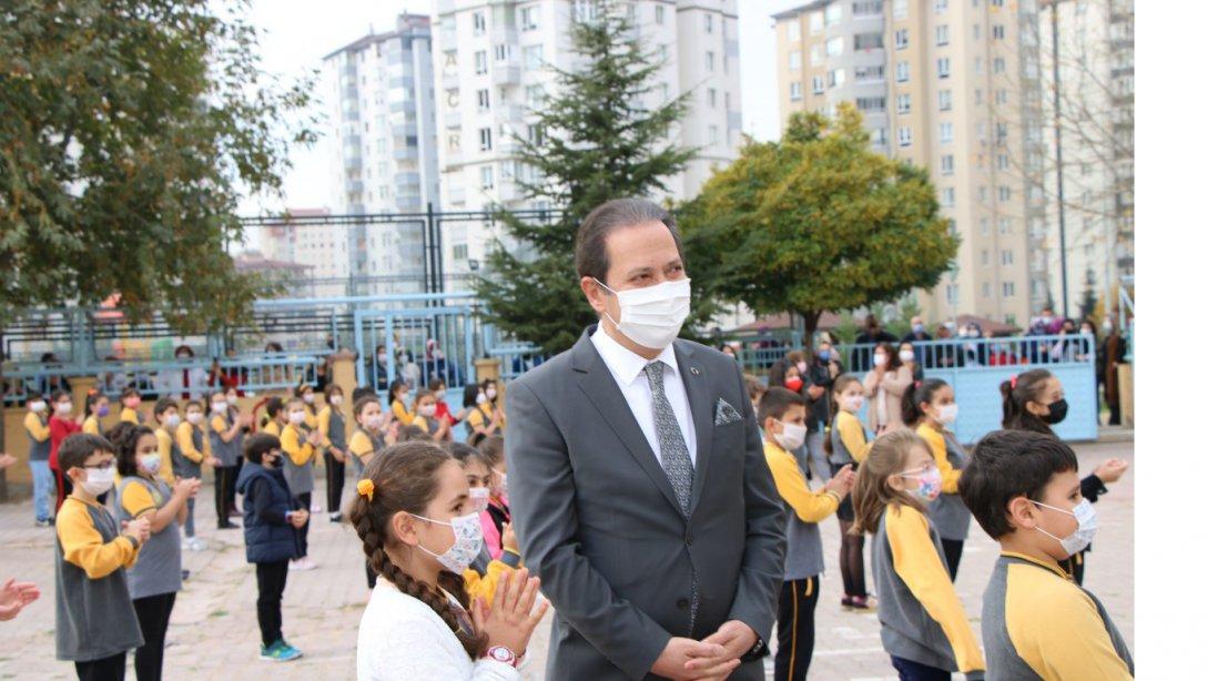 'Maskeni Tak' isimli şarkının tanıtımı, Melikgazi Fatoş Büyükkuşoğlu İlkokulunda öğrencilerin katılımıyla yapıldı.