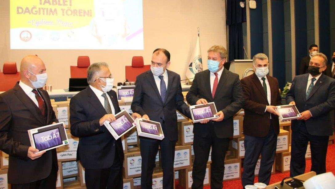 Kayseri Büyükşehir Belediyesi Öncülüğünde Başlatılan Eğitime Destek Kampanyası Kapsamında Alınan 5 Bin Tablet, Yapılan Törenle İl Milli Eğitim Müdürlüğümüze Teslim Edildi.