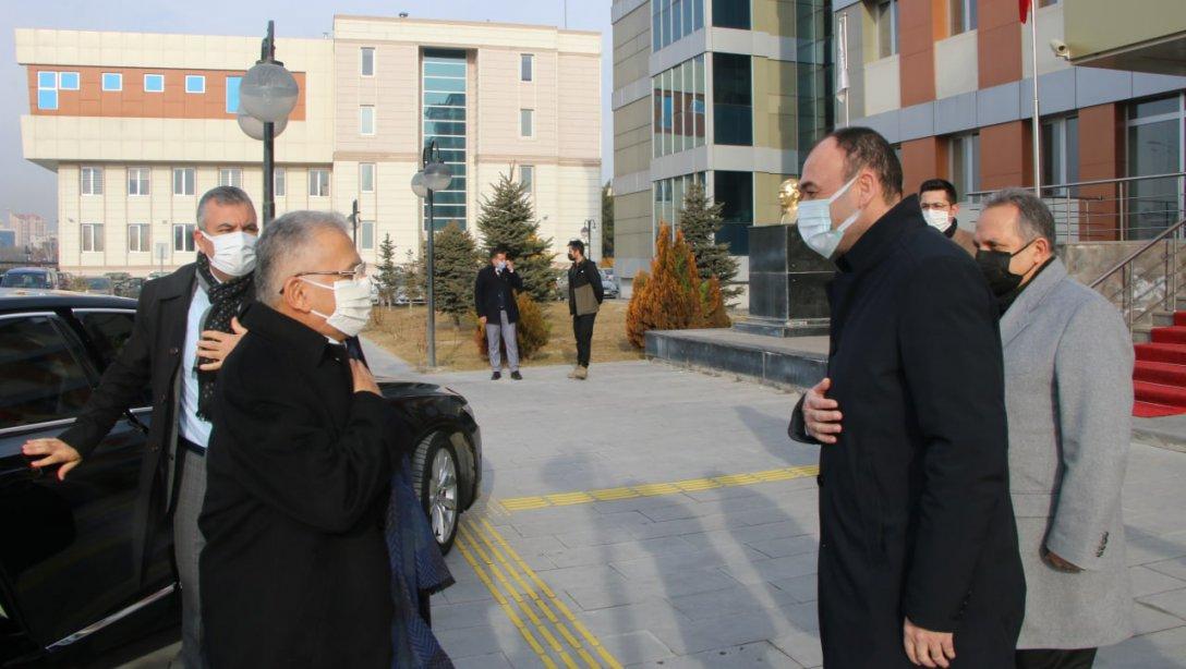 Kayseri Büyükşehir Belediye Başkanı ve Talas Belediye Başkanı, İl Milli Eğitim Müdürümüz Sayın Bilal Yılmaz ÇANDIROĞLU'na hayırlı olsun ziyaretinde bulundular.