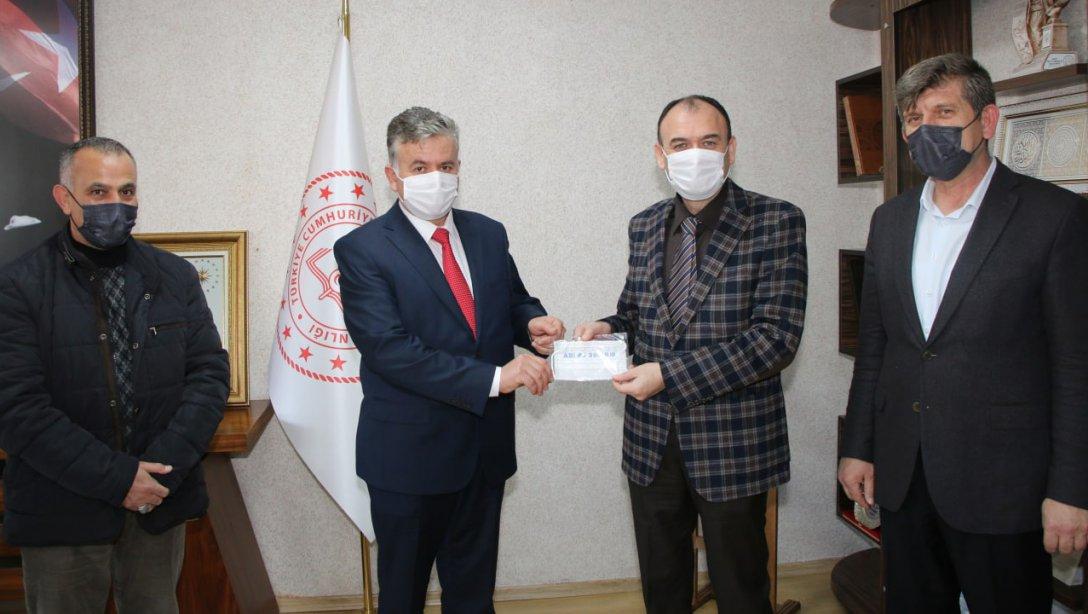 Arif Molu Mesleki ve Teknik Anadolu Lisesi tarafından üretilen maskelerden 2 Milyonuncu maske İl Milli Eğitim Müdürümüz Sayın Bilal Yılmaz ÇANDIROĞLU'na hediye edildi.