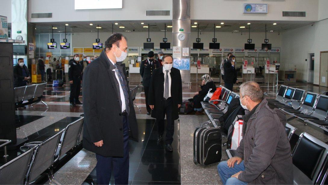 İçişleri Bakanlığı Genelgesi doğrultusunda Tematik genel denetimleri kapsamında Kayseri Havalimanında maske ve sosyal mesafe denetimleri yapıldı.
