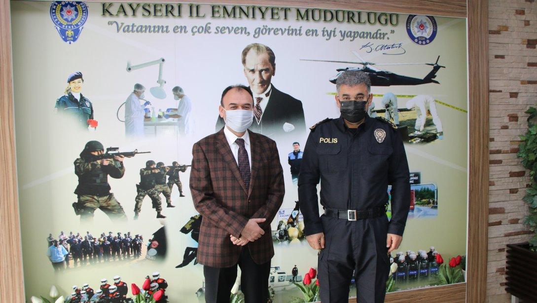 İl Milli Eğitim Müdürümüz Sayın Bilal Yılmaz ÇANDIROĞLU, İl Emniyet Müdürü Sayın Kamil KARABÖRK'ü makamında ziyaret ederek tüm emniyet teşkilatının Polis Haftası'nı kutladı.
