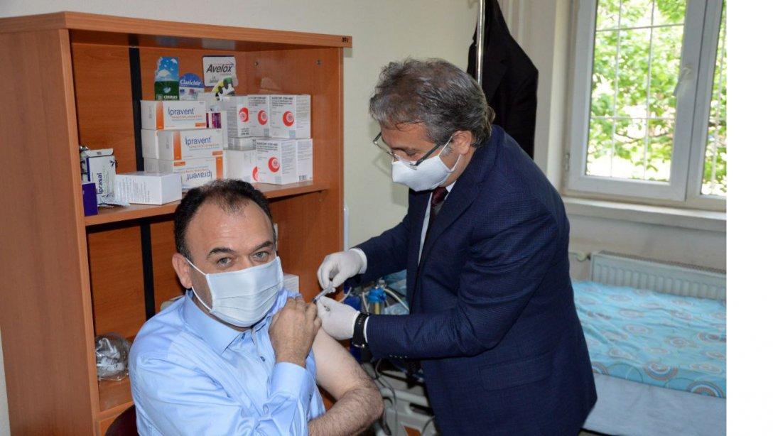İl Milli Eğitim Müdürümüz Sayın Bilal Yılmaz ÇANDIROĞLU'na birinci doz aşısı, İl Sağlık Müdürü Sayın Doç. Dr. Ali Ramazan BENLİ tarafından yapıldı.