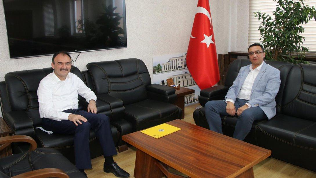 Kayseri PTT Başmüdürü Sayın Yaşar Serhat ÇALIŞKAN, İl Milli Eğitim Müdürümüz Sayın Bilal Yılmaz ÇANDIROĞLU'na nezaket ziyaretinde bulundu. 