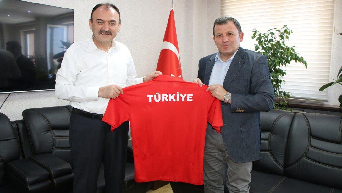 Kayseri Gençlik ve Spor İl Müdürü Sayın Ali İhsan KABAKCI, İl Milli Eğitim Müdürümüz Sayın Bilal Yılmaz ÇANDIROĞLU'nu makamında ziyaret etti.