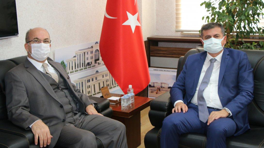 Kayseri Cumhuriyet Başsavcısı Sayın Abdülkadir AKIN, İl Milli Eğitim Müdürümüz Sayın Ahmet Saim DURGUN'a iade-i ziyarette bulunarak görevinde başarılar diledi.