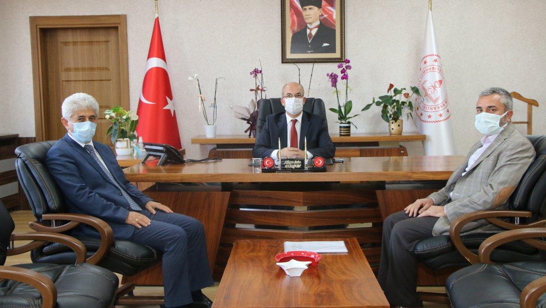 Talas Belediyesi Başkan Yardımcısı Sayın Etem MEZGİTLİ, İl Milli Eğitim Müdürümüz Sayın Ahmet Saim DURGUN'u makamında ziyaret etti.