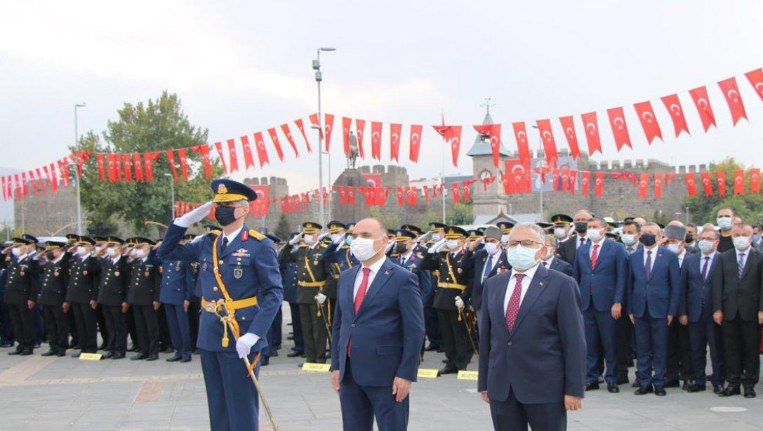 Cumhuriyetimizin Kuruluşunun 98'inci Yılı, Atatürk Anıtına Çelenk Sunulmasıyla Başladı.