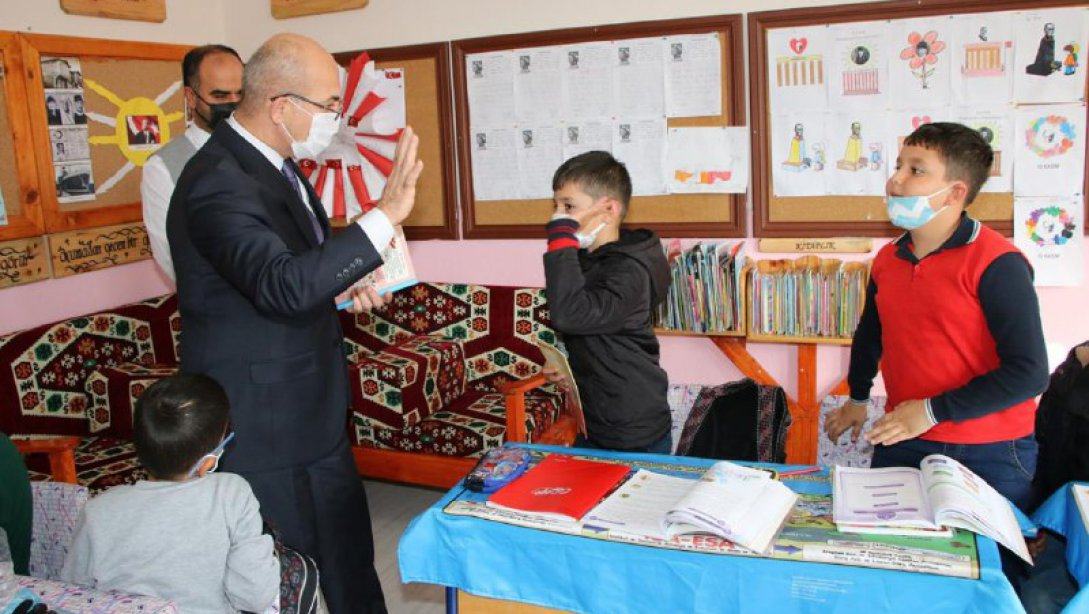 İl Milli Eğitim Müdürümüz Sayın Ahmet Saim DURGUN, Sarız İlkokulunu ziyaret etti. 