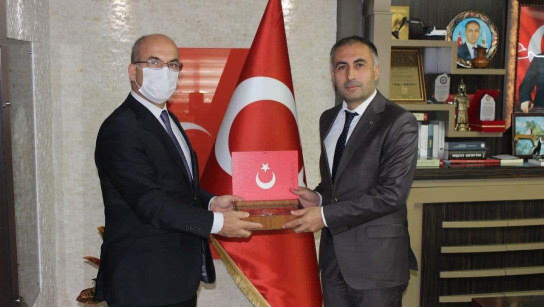 İl Milli Eğitim Müdürümüz Sayın Ahmet Saim DURGUN, Sarız Belediye Başkanı Sayın Baki BAYRAK'ı makamında ziyaret etti.