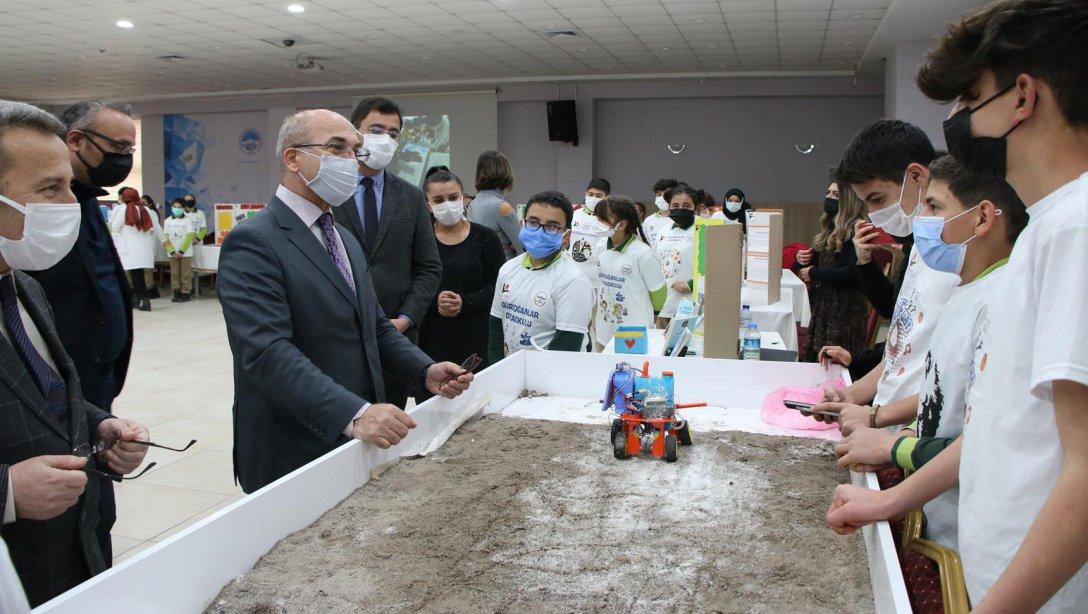 İl Milli Eğitim Müdürümüz Sayın Ahmet Saim DURGUN, Hacılar Gürdoğanlar Ortaokulu tarafından düzenlenen 4006 TÜBİTAK Bilim Fuarını ziyaret etti.