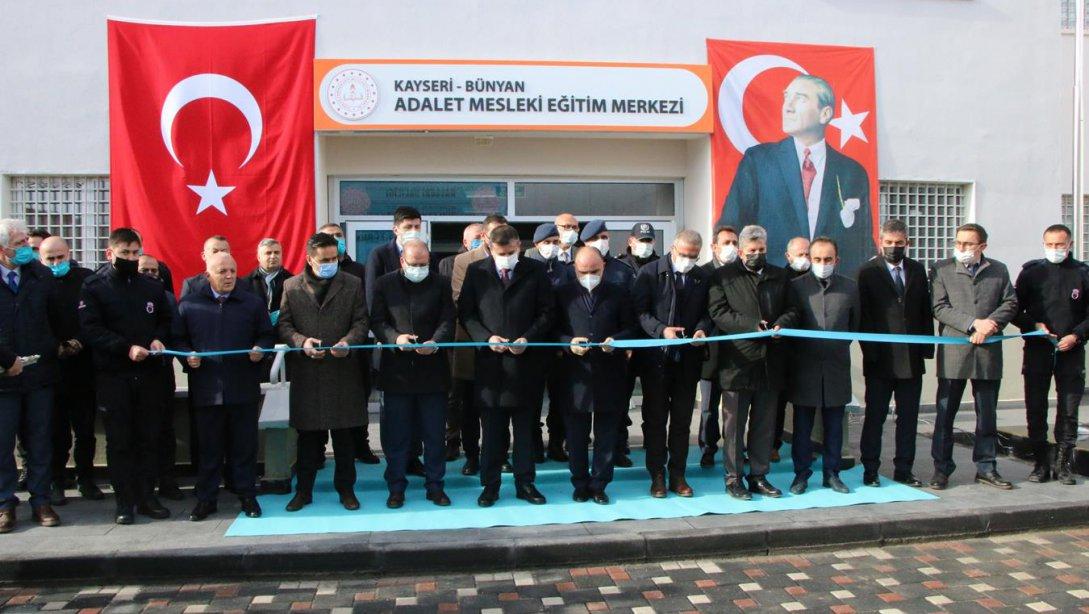 Ceza infaz kurumunda bulunan hükümlü ve tutukluların meslek edinmeleri amacıyla aralarında Kayseri'nin de bulunduğu 19 ilde eş zamanlı Cezaevi Mesleki Eğitim Merkezi açılışı yapıldı.