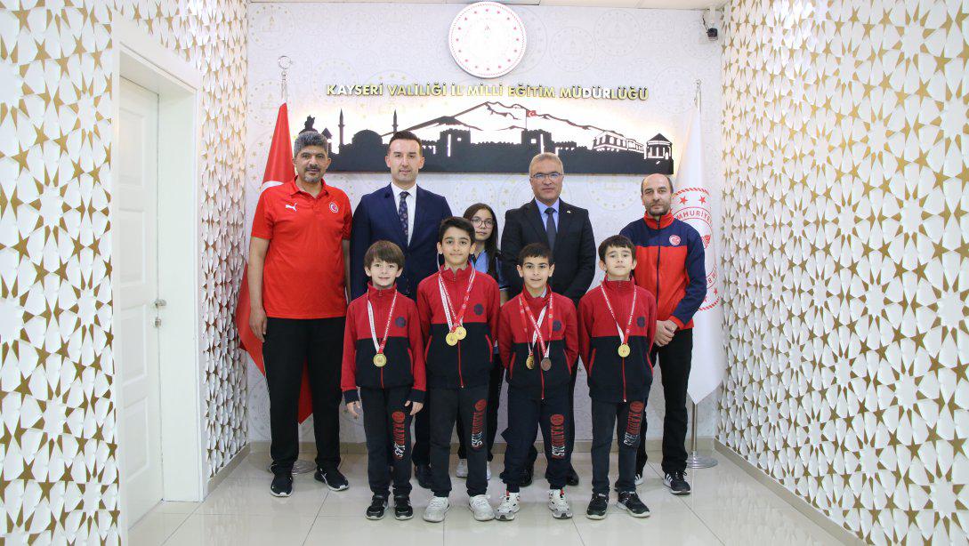 Artistik Cimnastik Okullar Arası Türkiye Şampiyonası Finallerinde Altın Kupa Kazanan Öğrencilerimiz İl Milli Eğitim Müdürümüz Sayın Ayhan TELTİK'i Ziyaret Etti