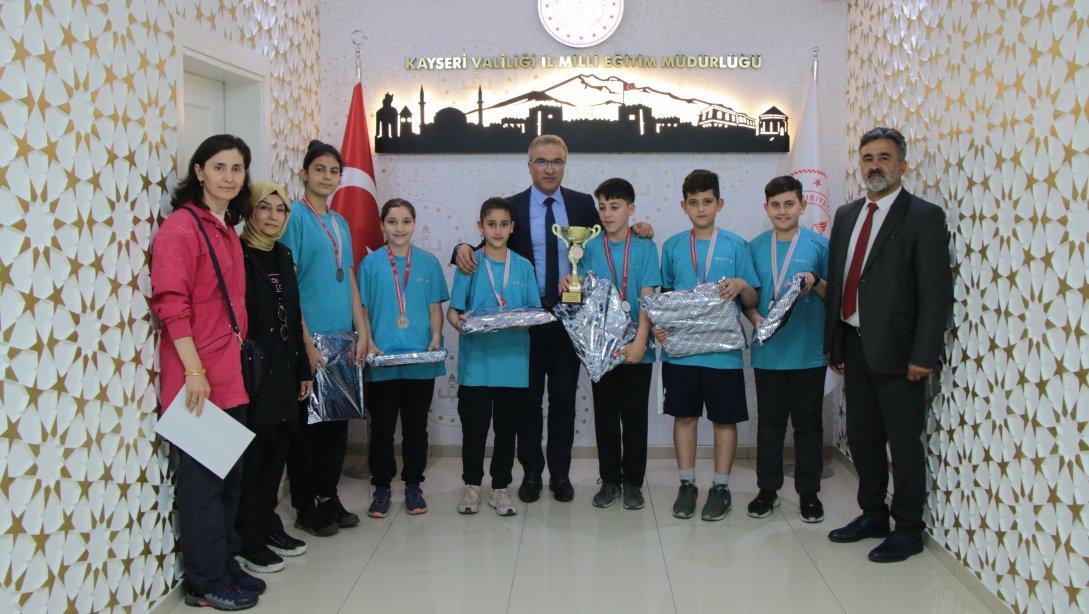İl Millî Eğitim Müdürümüz Sn. Ayhan Teltik çeşitli spor dallarında başarı gösteren Avukat Ahmet Ulucan Ortaokulu öğrencileri ve öğretmenlerini kabul etti.