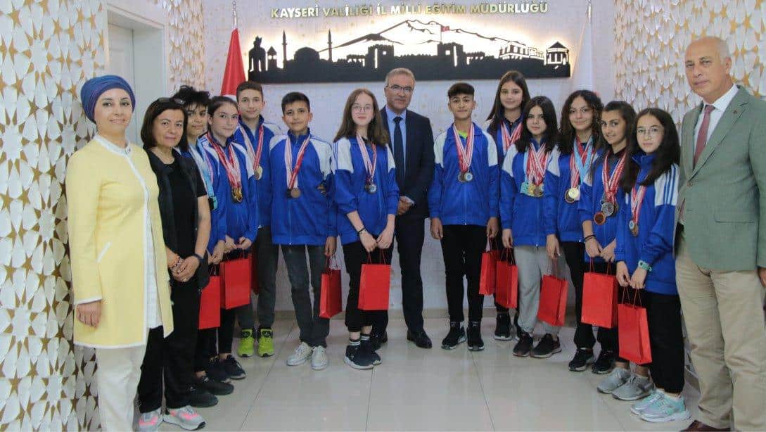 İl Millî Eğitim Müdürümüz Ayhan Teltik çeşitli spor dallarında dereceler alan Refika Küçükçalık Ortaokulu öğrencilerini kabul etti. 