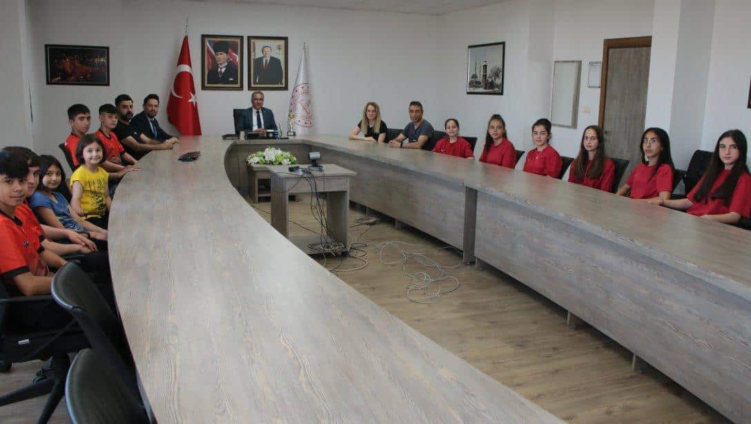 İl Millî Eğitim Müdürümüz Sn. Ayhan Teltik, İbrahim Tennuri Ortaokulu öğrencilerini makamında kabul edip başarılarından dolayı ödüllendirdi.