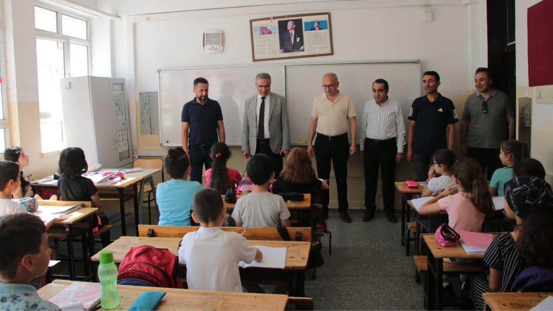 İl Millî Eğitim Müdürümüz Sn. Ayhan Teltik, Servet Akaydın Ortaokulunu ziyaret ederek yaz okulu kurslarına katılan öğrencilerle bir araya geldi