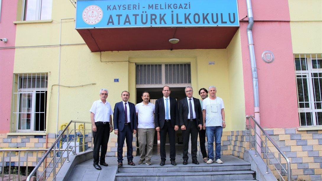 Millî Eğitim Bakanlığı Temel Eğitim Genel Müdürü Sn. Tuncay Morkoç ve İl Millî Eğitim Müdürümüz Sn. Ayhan Teltik, Atatürk İlkokulunu ziyaret etti. 