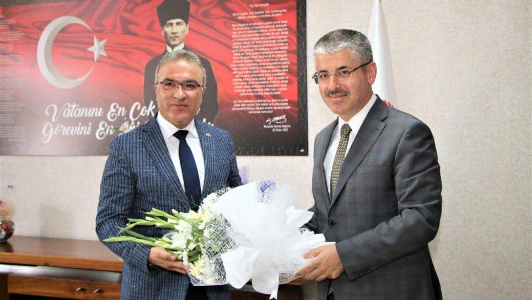 AK Parti Kayseri İl Başkanı Sn. Şaban Çopuroğlu İl Millî Eğitim Müdürümüz Sn. Ayhan Teltik'i ziyaret etti. 