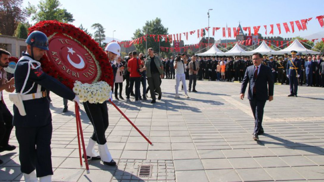 Valimiz Sn. Gökmen Çiçek 30 Ağustos Zafer Bayramı münasebetiyle Cumhuriyet Meydanında Atatürk Anıtı'na çelenklerin sunulmasının ardından makamında tebrikleri kabul etti