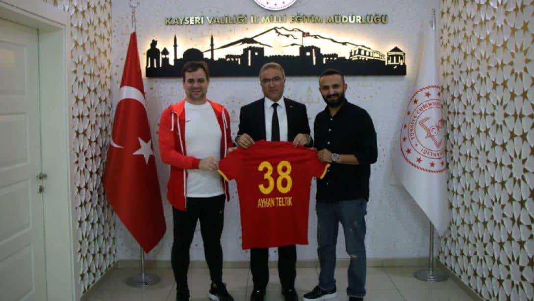 Kayserispor İdari Menejeri Yunus Akbulut ve Futbol Direktörü Murat Duman, İl Millî Eğitim Müdürümüz Sn. Ayhan Teltik'i Ziyaret Etti 