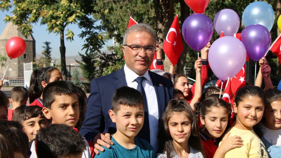 İl Millî Eğitim Müdürümüz Sn. Ayhan Teltik, Atatürk İlkokulunda İlk Ders Zilini Öğrencilerle Birlikte Çaldı 