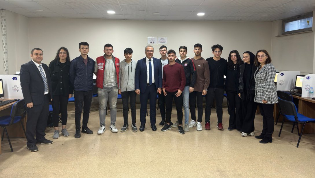 İl Millî Eğitim Müdürümüz Sayın Ayhan Teltik E-Sınav Merkezinde yapılan ''Dört Beceride Türkçe Dil Yeterliliği'' projesi kapsamında uygulanan sınavları ziyaret etti