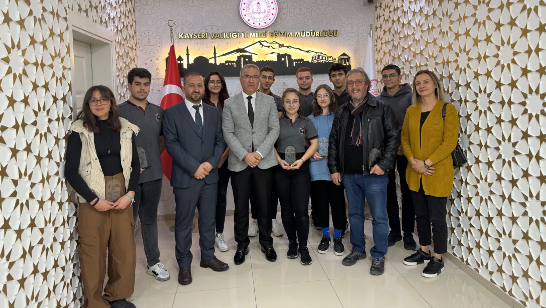 10 Kasım'da Atatürk ve arkadaşlarına ithafen Osman Ulubaş Köşk Anadolu Lisesi öğrencileri tarafından hazırlanan proje İl Milli Eğitim Müdürümüz Sayın Ayhan Teltik tarafından ödüllendirildi