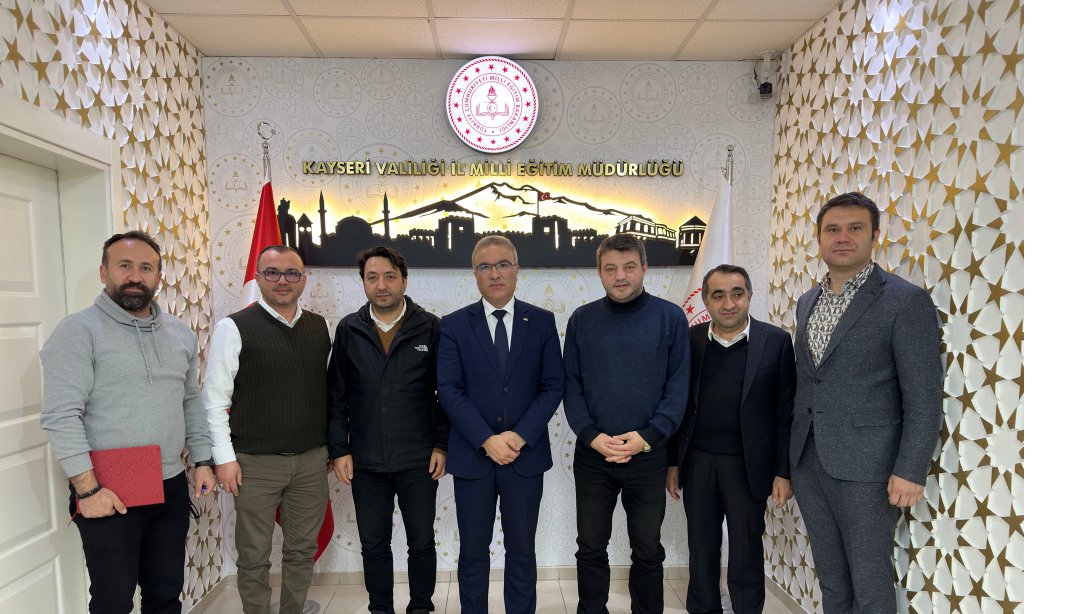 Kızılay Gönüllü Direktörü Nurdal Durmuş, Kızılay Gençlik Kampları Müdürü Murat Adanır İl Millî Eğitim Müdürümüz Ayhan Teltik'i ziyaret etti.